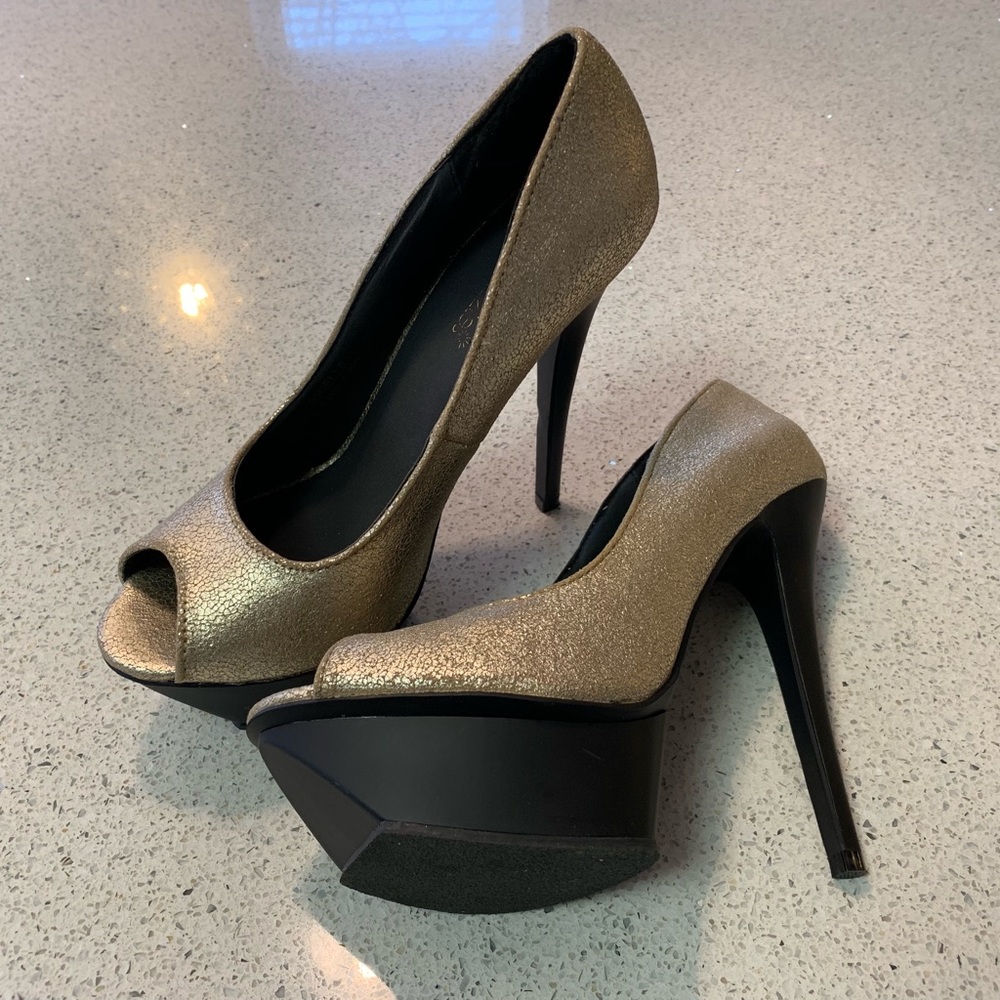 Shoe Dazzle PeepToe Pumps